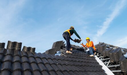 Quels sont les signes indiquant qu’il est temps de faire appel à un expert en remplacement de toiture ?