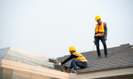 Laval : quelles sont les réglementations locales à connaître avant de réparer votre toiture ?